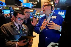 US stocks edge lower as oil prices return to rising